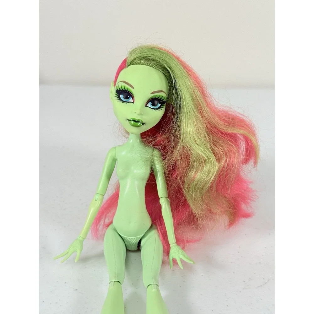 Monster High Venus McFlytrap Coffin Bean Doll Green Lipstick Nude G1